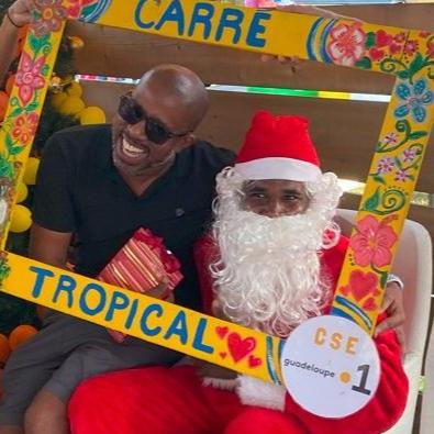 Animation PAPA NWÈL KA RIVÉ 🎅🏽🛺 Arrivée du Père Noël avec sa hôte | remise des cadeaux aux enfants & photos | jusqu'à la fin de l'événement | les enfants doivent chanter pour appeler papa nwèl ✨ - Carré Tropicalà pied