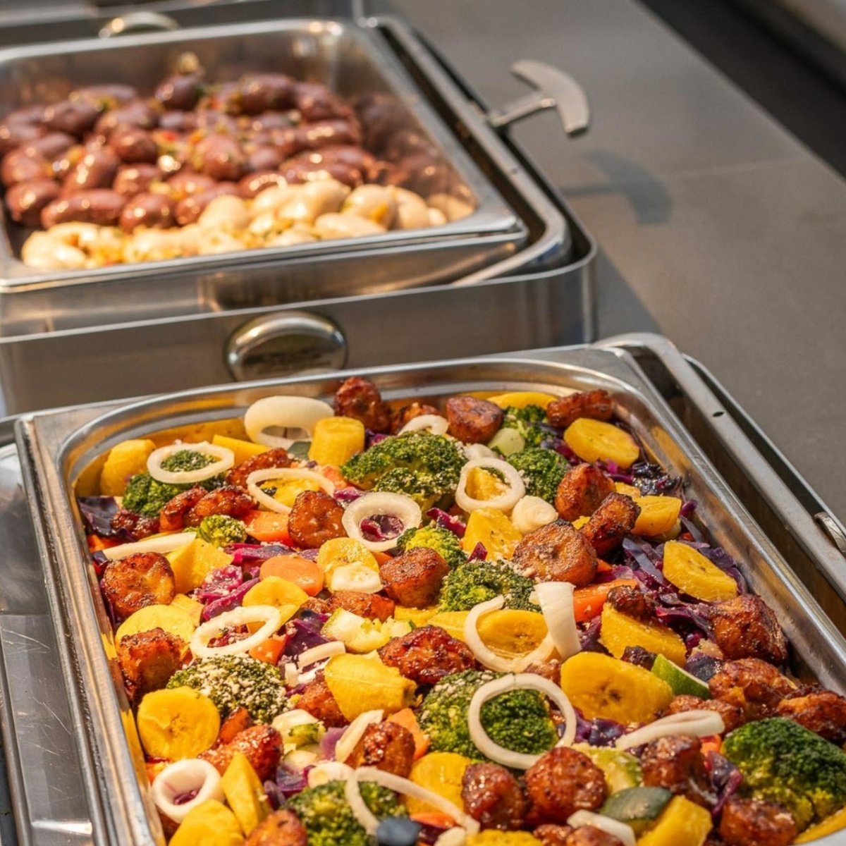 BUFFET GASTRONOMIQUE 🍲 Déjeuners & dîners inclus | Une sélection variée de mets raffinés et local pour satisfaire toutes vos envies | Sur deux jours, profitez de 2 déjeuners et 2 dîners soigneusement préparés par nos chefs passionnés - Carré Tropical