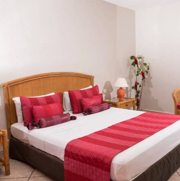 CHAMBRE SUPÉRIEURE AVEC BALCON 🛏️ | Petit déjeuner en buffet à volonté inclus | Climatisation et Wi - Fi | Taxe de séjour incluse : Pas de frais supplémentaires ! (1,5€/jour) - Carré Tropicalchambre supérieure