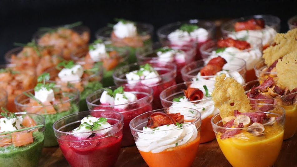 Chef traiteur local : Petit-déjeuner Didiko 🍲 plateau ou box avec fruits/crudités + viennoiseries/petits-fours + racines/légumes pays + boissons fraiches (eau & jus locaux) + boissons chaudes (café & thé) | couverts jetables