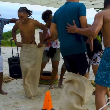 RELAIS JEUX TRADITIONNELS & MODERNES 🏖️🏆🏃🏽♂️ Animation sur la plage | KOUS AN SAK (course en toiles de jute), KOUS A WOU (course de pneus), PADDLE OU KAYAK, et/ou CHAS PANN (transport d'eau avec contraintes), - Carré Tropicaljusqu'à 20 personnes