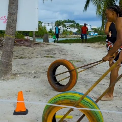 RELAIS JEUX TRADITIONNELS & MODERNES 🏖️🏆🏃🏽♂️ Animation sur la plage | KOUS AN SAK (course en toiles de jute), KOUS A WOU (course de pneus), PADDLE OU KAYAK, et/ou CHAS PANN (transport d'eau avec contraintes), - Carré Tropicaljusqu'à 20 personnes