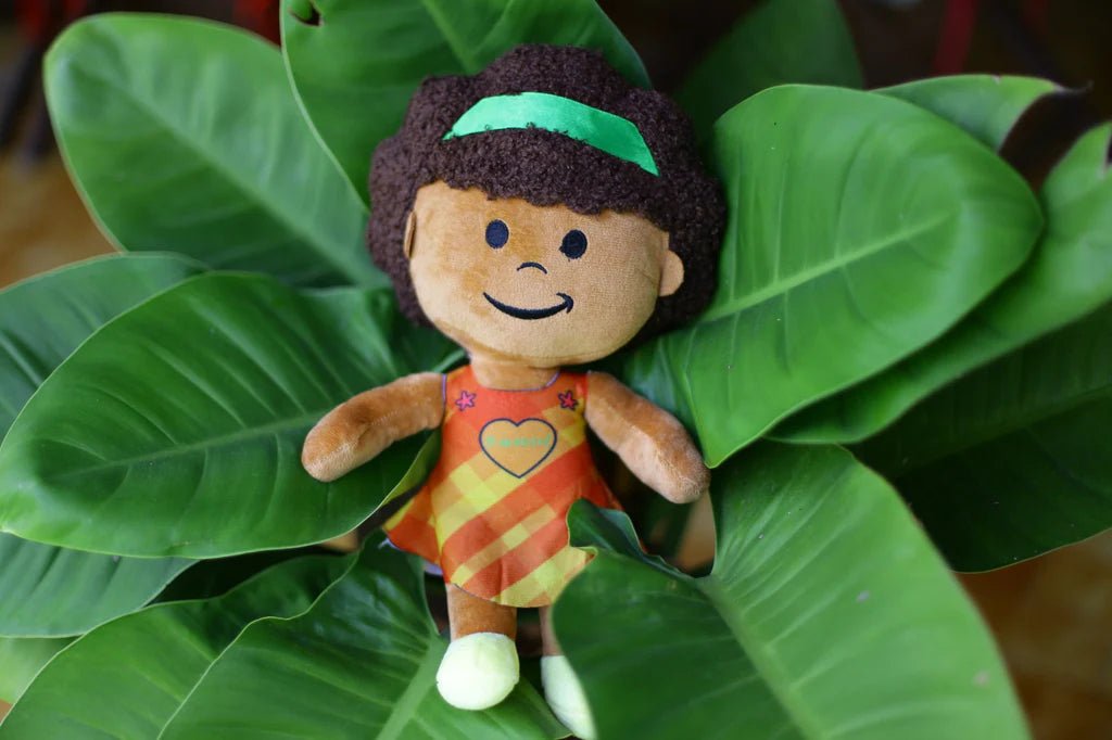 Peluche Ti Manzèl 👧🏽 L'ambitieuse aux beaux cheveux afro | Par Carla Cavéry - Carré Tropicalcheveux afro / robe madras jaune et orange