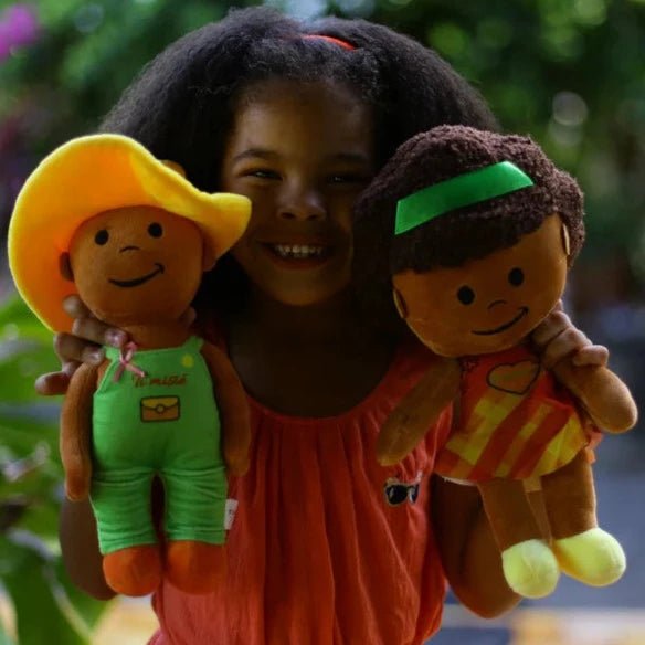 Peluche Ti Manzèl 👧🏽 L'ambitieuse aux beaux cheveux afro | Par Carla Cavéry - Carré Tropicalcheveux afro / robe madras jaune et orange