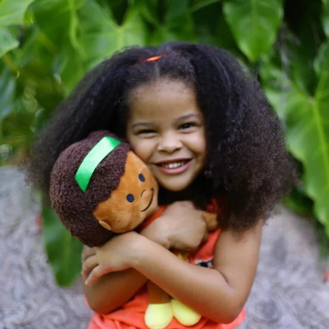 Peluche Ti Manzèl 👧🏽 L'ambitieuse aux beaux cheveux afro | Par Carla Cavéry - Carré Tropical"Tèt Maré" et robe rose et violet