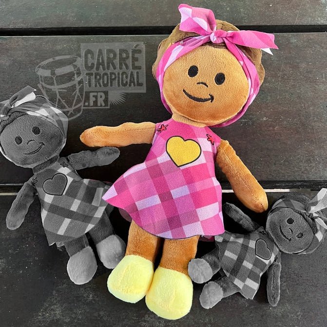 Peluche Ti Manzèl 👧🏽 L'ambitieuse aux beaux cheveux afro | Par Carla Cavéry - Carré Tropical"Tèt Maré" et robe rose et violet