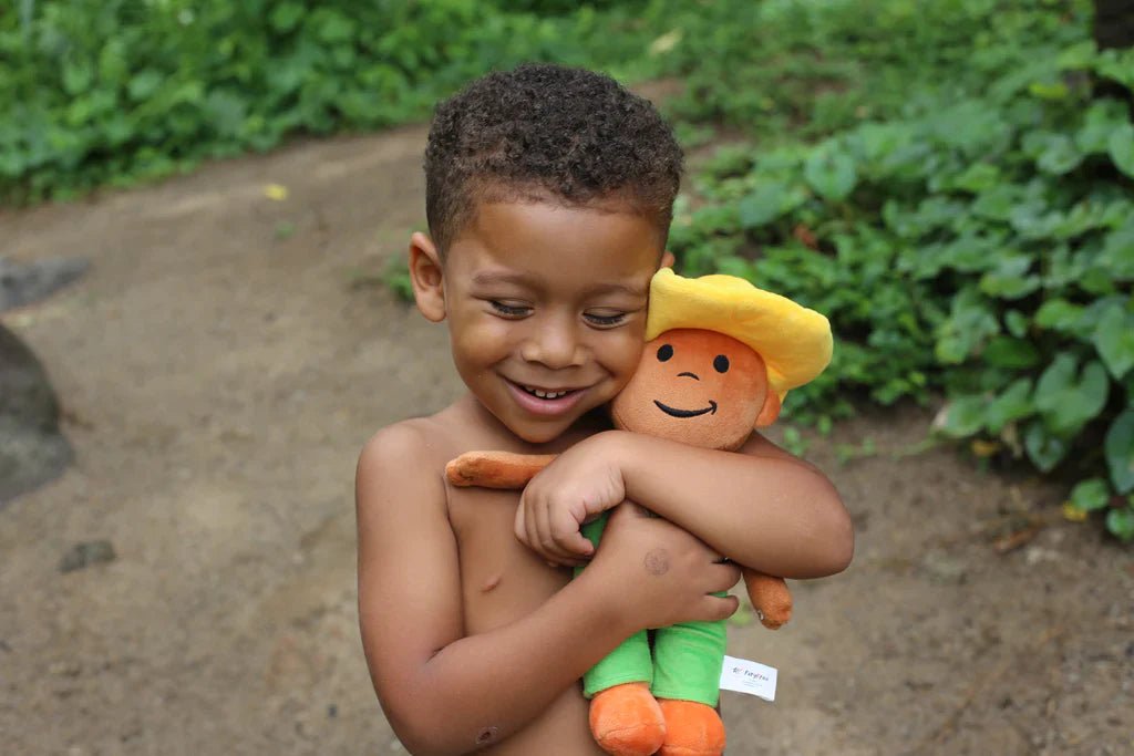 Peluche Ti Misié 👦🏽 L'aventurier au chapeau de paille | Par Carla Cavéry - Carré TropicalSalopette bleue