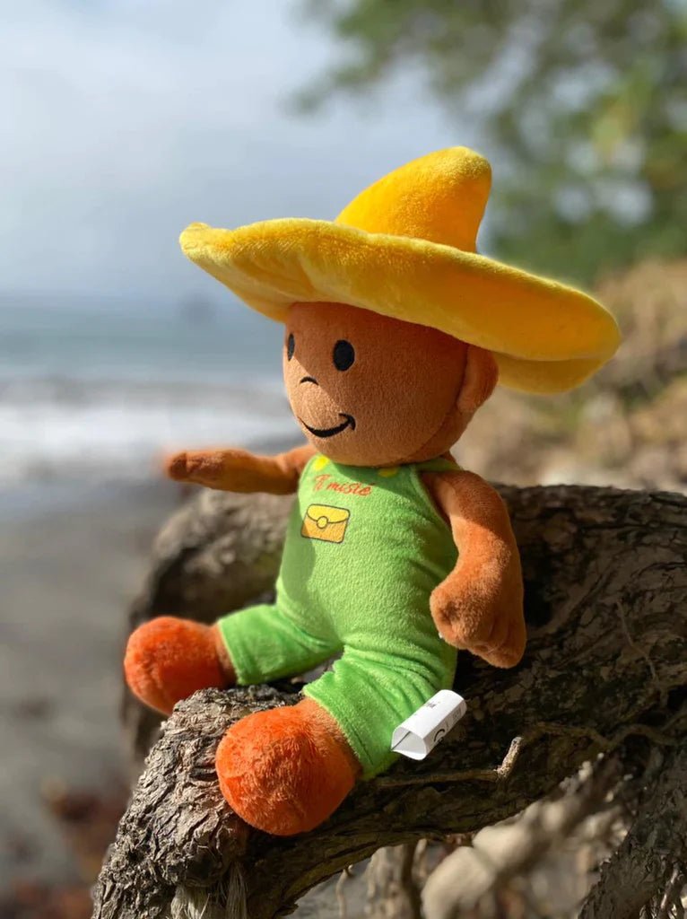 Peluche Ti Misié 👦🏽 L'aventurier au chapeau de paille | Par Carla Cavéry - Carré TropicalSalopette verte