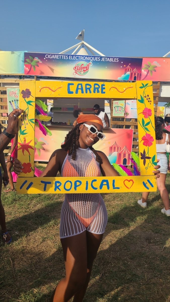 Animation "CARRÉ FOTO CHALÈ" 🔥📸🥳 | Nos ambianceurs invitent vos participants à faire des photos, chanter, danser, crier "yékriiik" pour + de sourires et + d’ambiance ! avec VOTRE photocall ou photobooth (non fourni) - Carré TropicalDemi - journée (≈3.5heures)