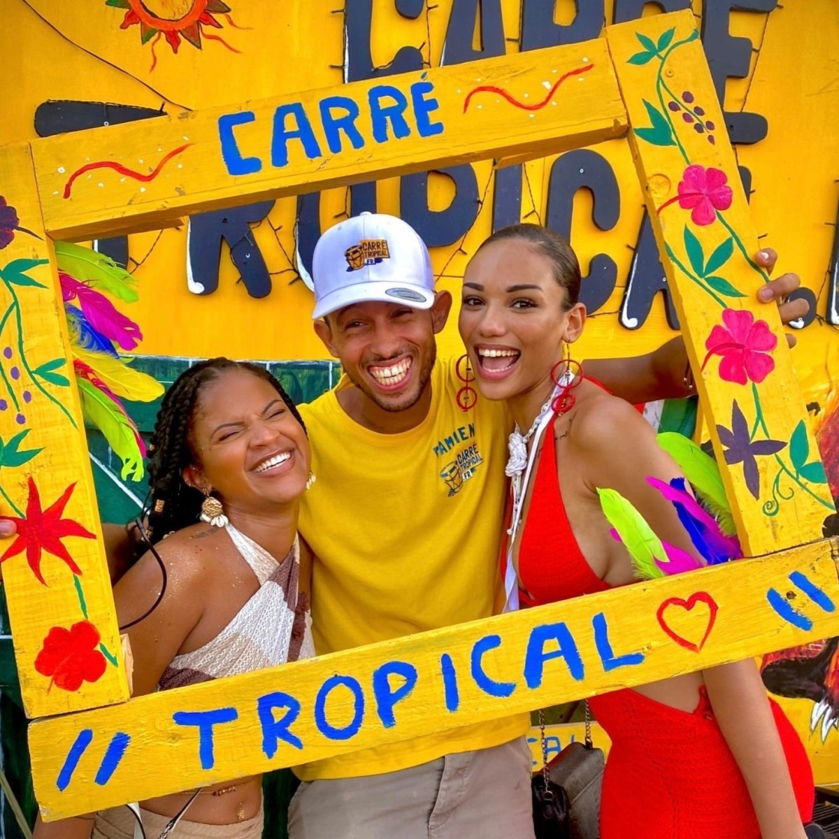 Animation "CARRÉ FOTO CHALÈ" 🔥📸🥳 | Nos ambianceurs invitent vos participants à faire des photos, chanter, danser, crier "yékriiik" pour + de sourires et + d’ambiance ! avec VOTRE photocall ou photobooth (non fourni) - Carré TropicalDemi - journée (≈3.5heures)