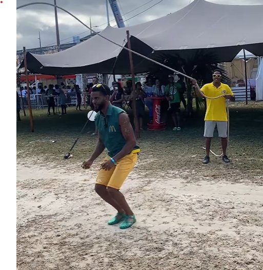 LE SAUT TROPICAL GÉANT 🤸🏽 jeu dérivé de la corde a sauté version géante en musique et avec les animateurs pour faire monter la pression - Carré Tropical