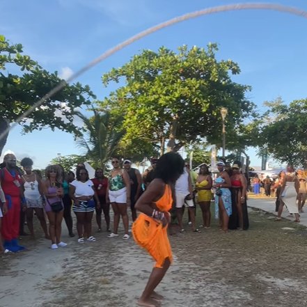 LE SAUT TROPICAL GÉANT 🤸🏽 jeu dérivé de la corde a sauté version géante en musique et avec les animateurs pour faire monter la pression - Carré Tropical