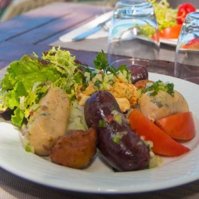 Petit déjeuner par le restaurant "Le Saintois" Hôtel Zenitude Salako 🍽️🌮 incluant fruits, viennoiseries, eau, café, thé - Carré Tropical