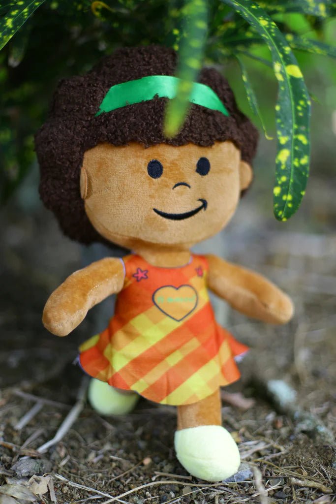 Peluche Ti Manzèl 👧🏽 L'ambitieuse aux beaux cheveux afro | Par Carla Cavéry - Carré Tropicalcheveux afro / robe madras jaune et orange